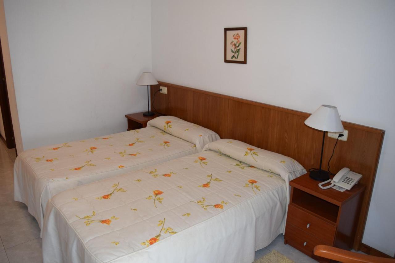 Hotel Restaurante Xaneiro Melide Bagian luar foto
